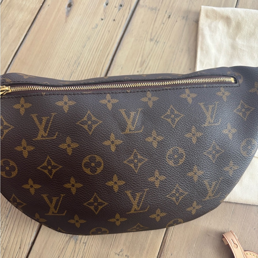 Louis Vuitton High Rise Bum Bag, no strap - Picture 7 of 11